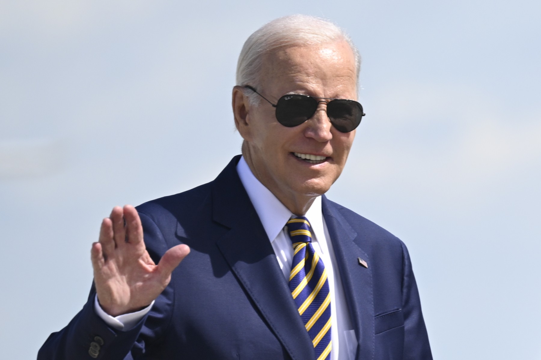 Pendant que Trump compte ses inculpations, Biden compte les éoliennes