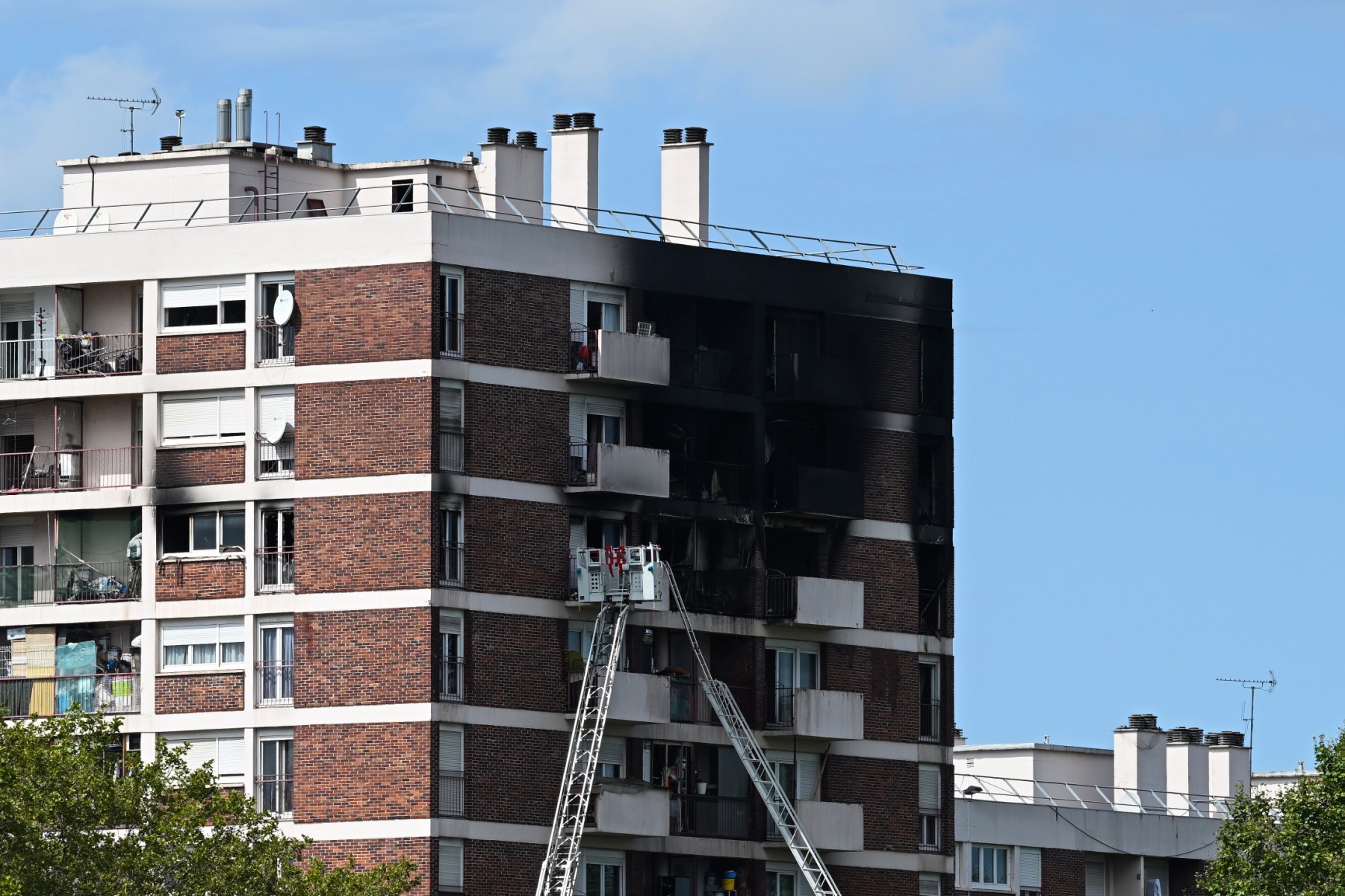 Près de Paris, trois morts dont un adolescent et des blessés dans l'incendie d'un immeuble