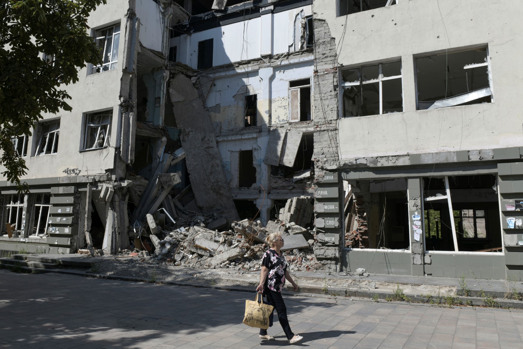 Ukraine: une frappe russe fait un mort dans le nord-est, où la Russie affirme avancer