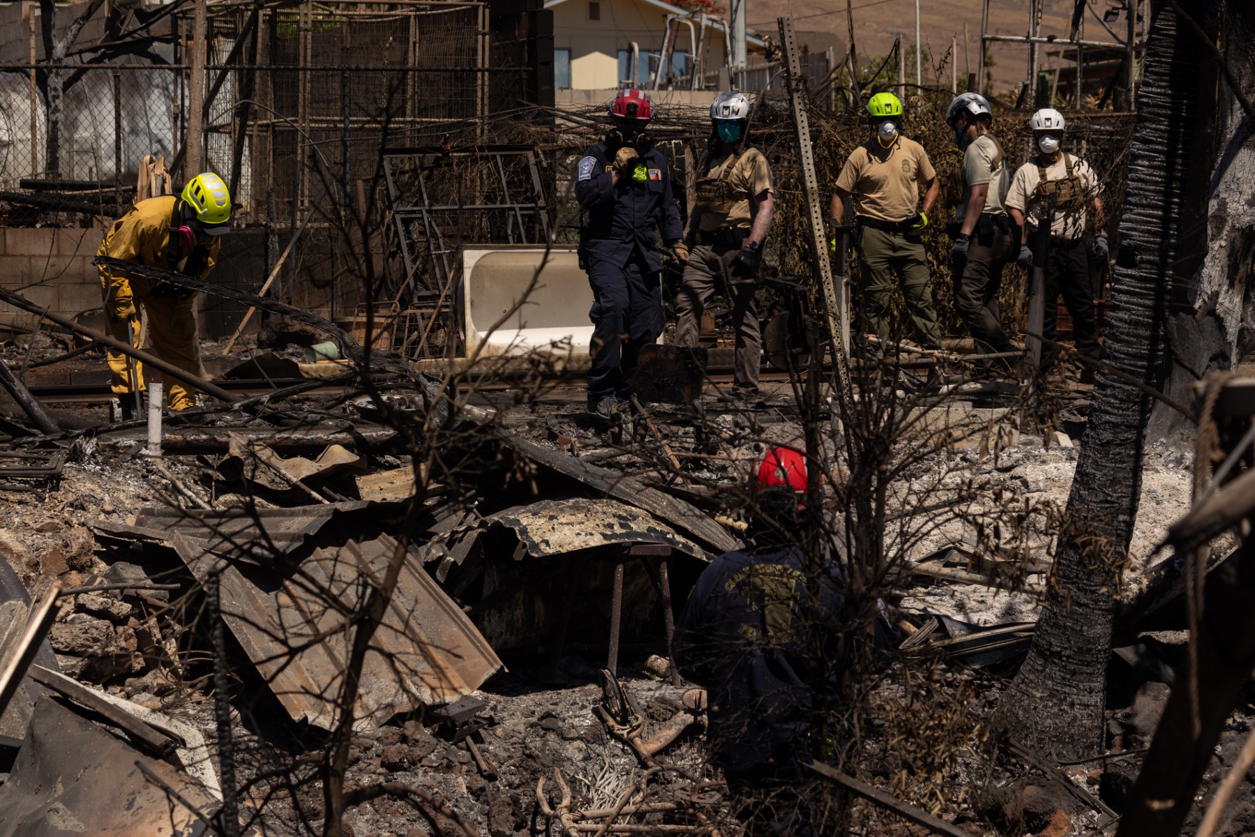 Des membres de l'équipe de recherche et de récupération vérifient les bâtiments et les voitures carbonisés à la suite des incendies de Maui à Lahaina, Hawaï, le 18 août 2023. (Photo par Yuki Iwamura / AFP)
