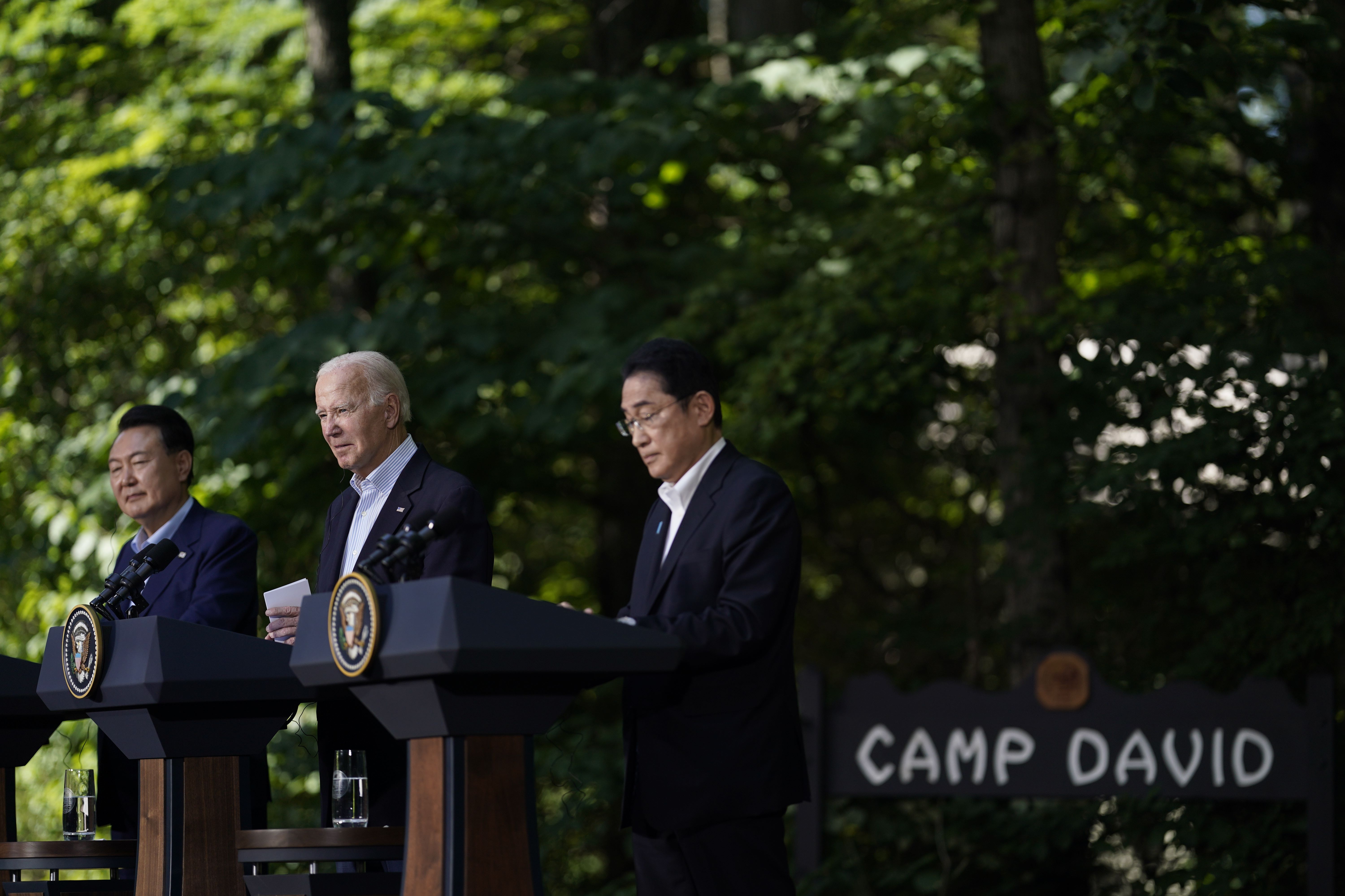 Biden, avec les dirigeants japonais et coréen, envoie un message d'unité face à la Chine