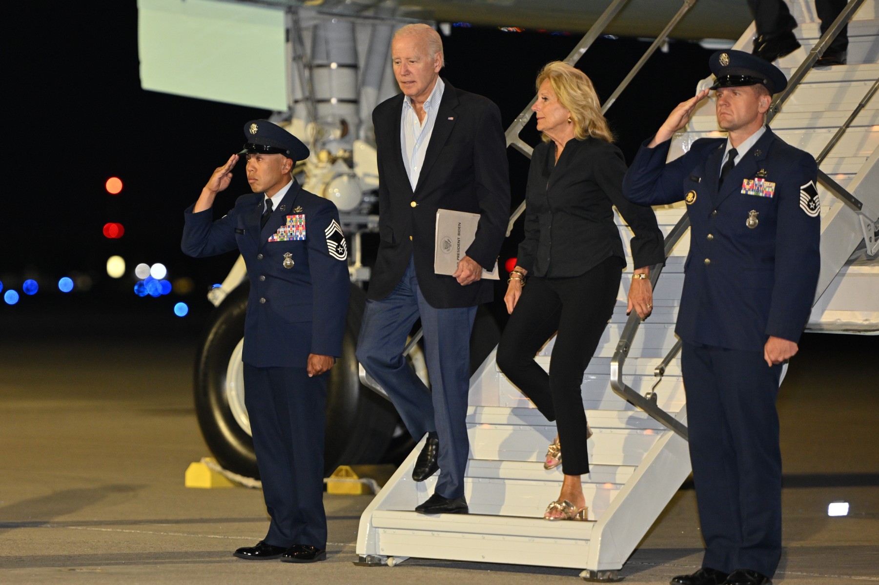 Biden attendu à Hawaï après les critiques sur la gestion des incendies dévastateurs