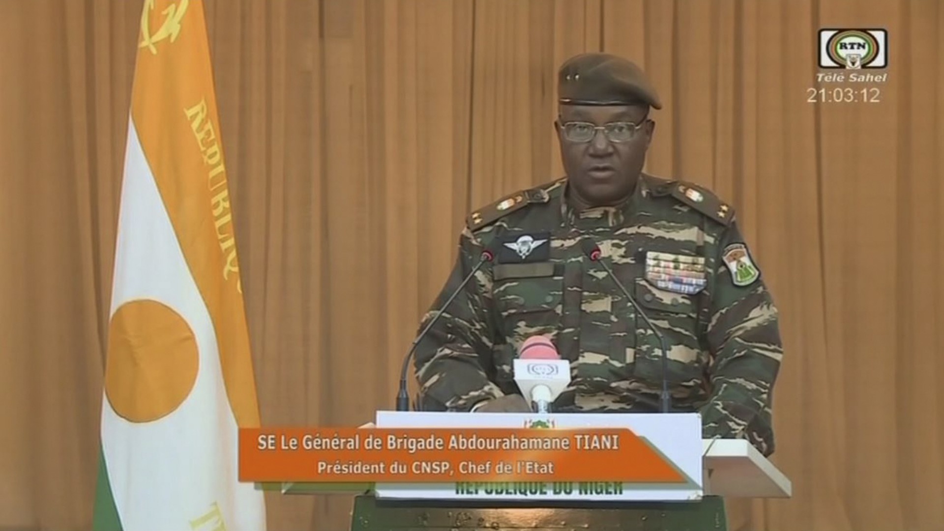 Cette capture d’écran de l'ORTN - Télé Sahel le 19 août 2023 montre le nouveau chef militaire du Niger, le général Abdourahamane Tiani, lisant une déclaration à la télévision nationale. (Photo ORTN - Télé Sahel / AFP)