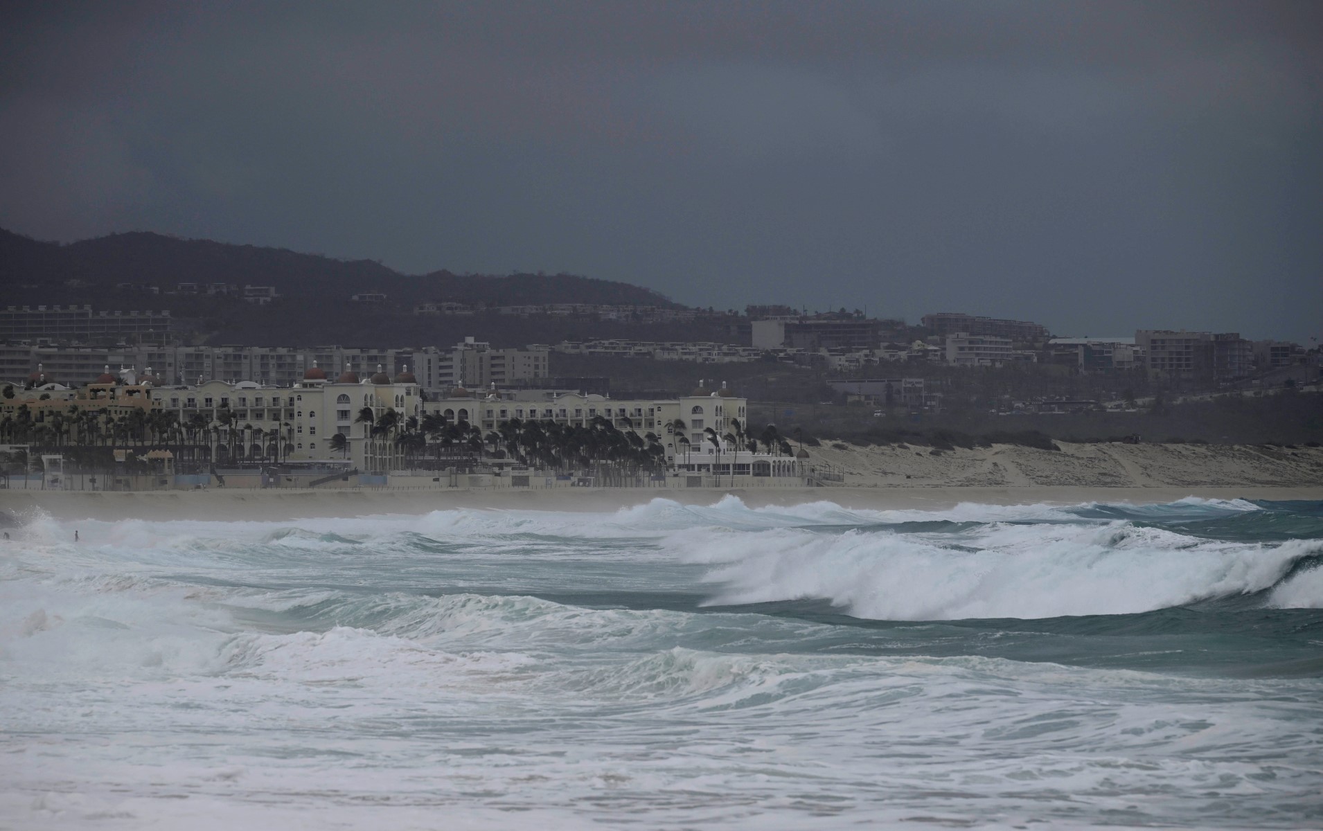 Vue générale de la plage de Medano à Los Cabos, dans l'État de Basse-Californie, au Mexique, lors du passage de l'ouragan Hilary, le 19 août 2023. (Photo Alfredo Estrella / AFP)