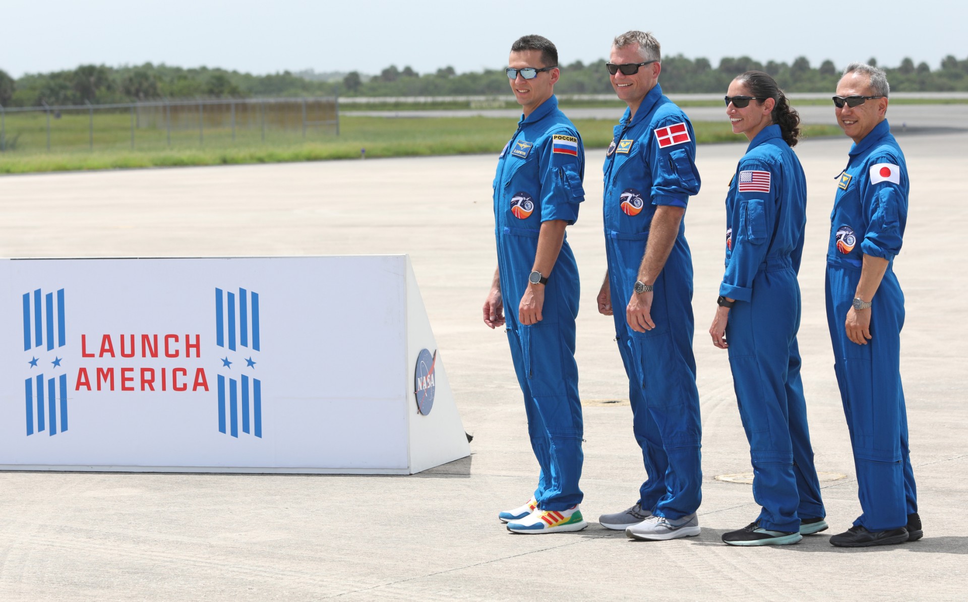 Les astronautes de la mission SpaceX Crew-7 (de gauche à droite) Konstantin Borisov, cosmonaute de Roscosmos (Russie), Andreas Mogensen, astronaute de l'Agence spatiale européenne (ESA) et pilote de la mission (Danemark), Jasmin Moghbeli, astronaute américaine de la NASA et commandant de la mission, et Satoshi Furukawa, astronaute de l'Agence japonaise d'exploration aérospatiale (JAXA) (Japon), posent pour une photo à leur arrivée au Centre spatial Kennedy à Cap Canaveral (Floride), le 20 août 2023.(Gregg Newton/AFP)