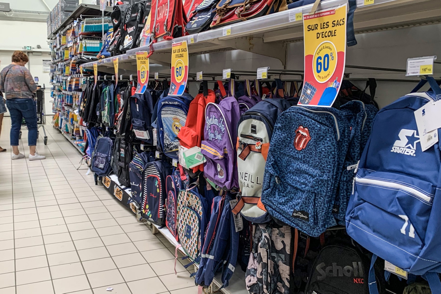 Face à l'inflation de la rentrée, les familles jonglent entre les enseignes