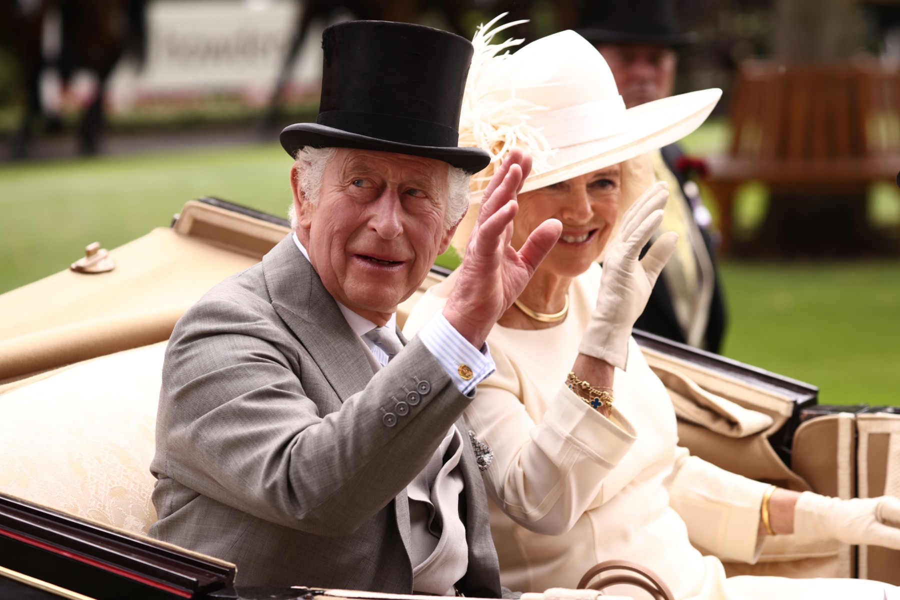 Le roi Charles III (à gauche) et la reine Camilla (à droite) arrivent en calèche sur l'anneau de parade, dans le cadre de la procession royale, le dernier jour de la course hippique Royal Ascot, à Ascot, à l'ouest de Londres, le 24 juin 2023. (Photo par HENRY NICHOLLS / AFP)