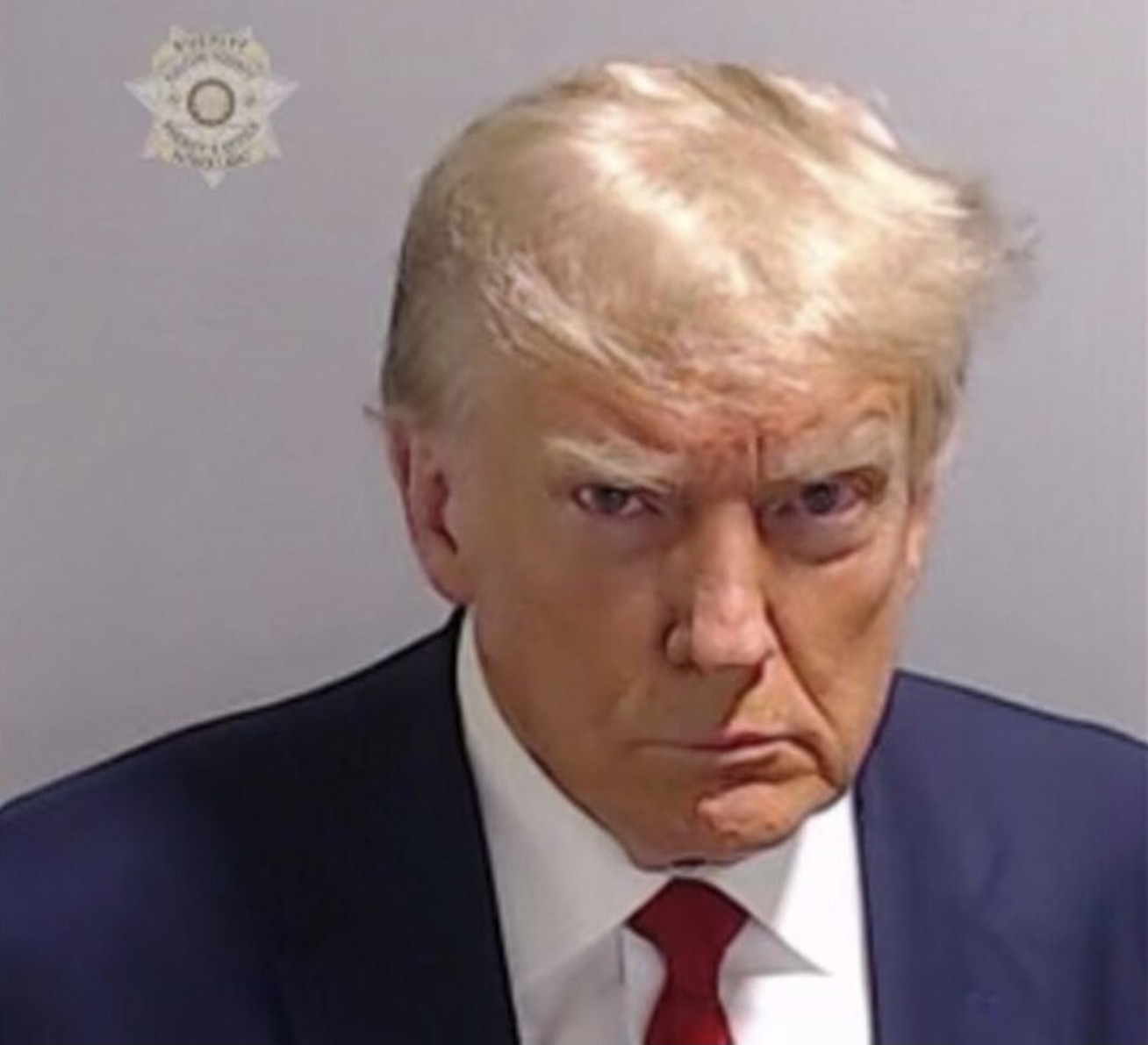 Trump transforme sa photo judiciaire en arme de communication politique