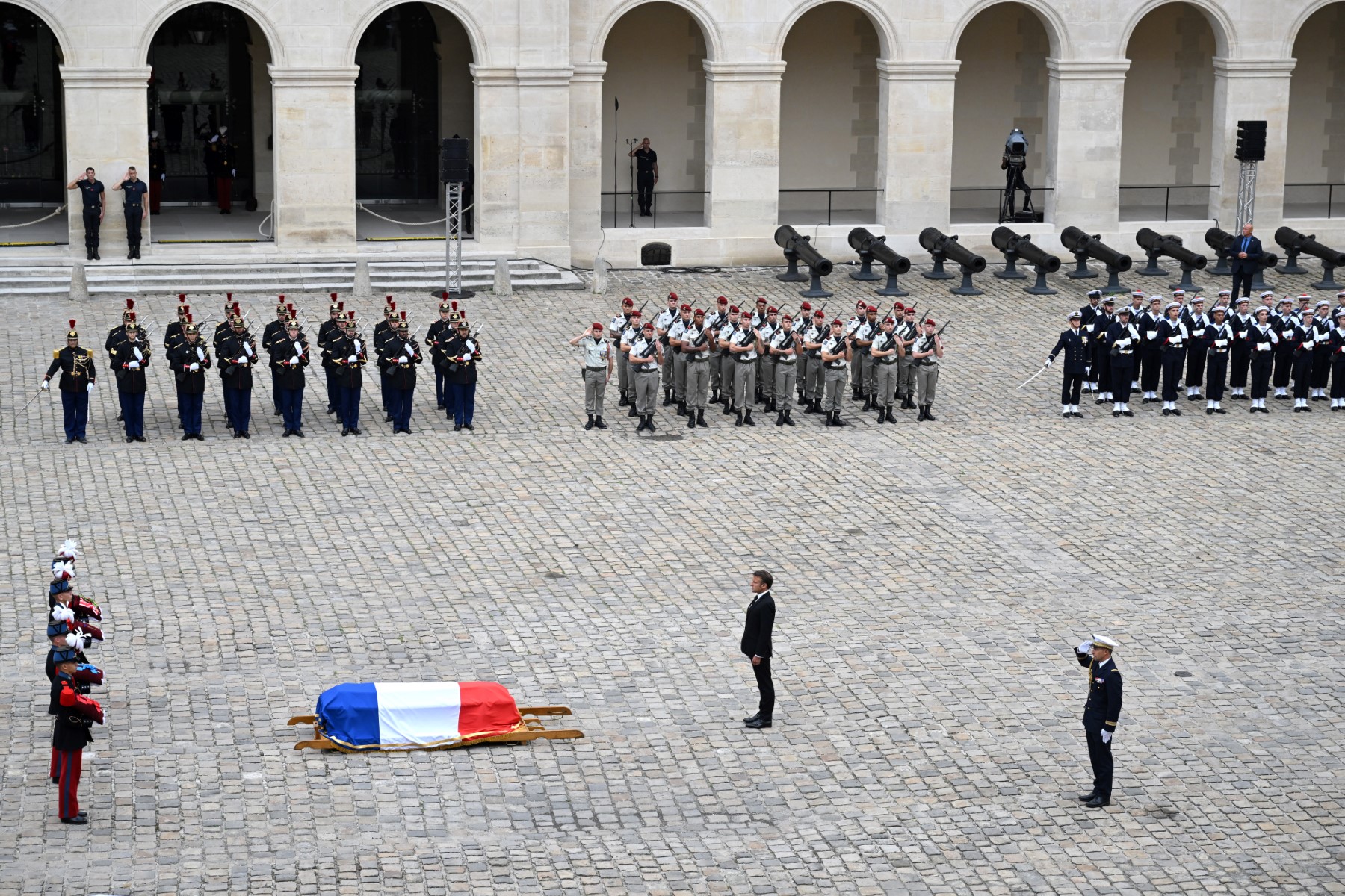 Notre-Dame : Macron salue la mémoire du général Georgelin aux Invalides
