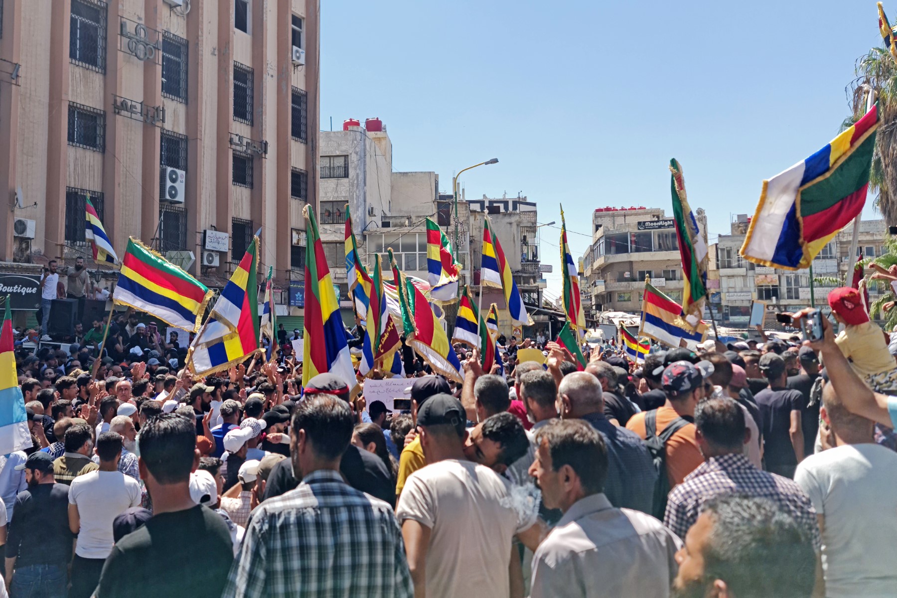 Une photo diffusée par le site d'information Suwayda 24 montre des personnes manifestant dans la ville de Sweida, dans le sud de la Syrie, le 25 août 2023. (Photo fournie / Suwayda 24 / AFP)