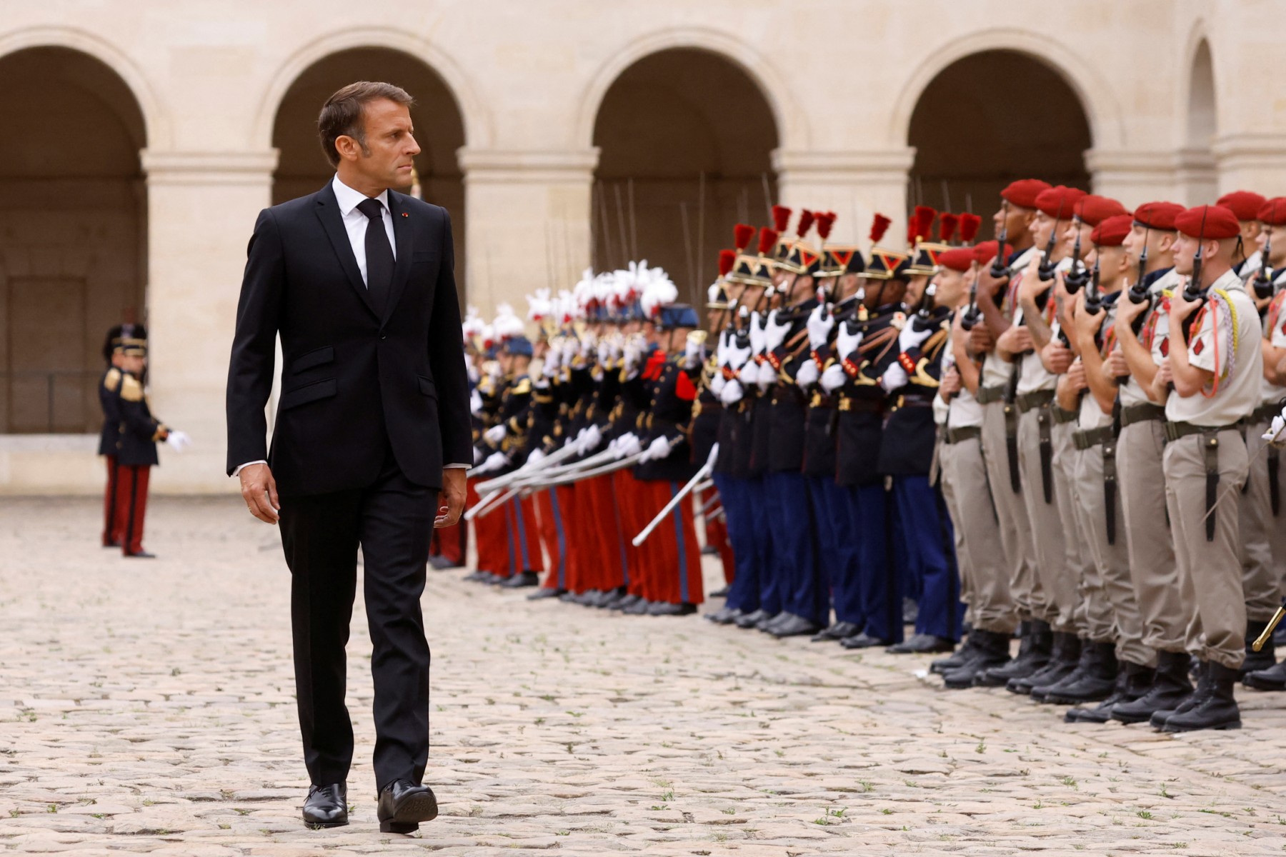 Macron réunira les partis mercredi à l'école de la Légion d'honneur de Saint-Denis