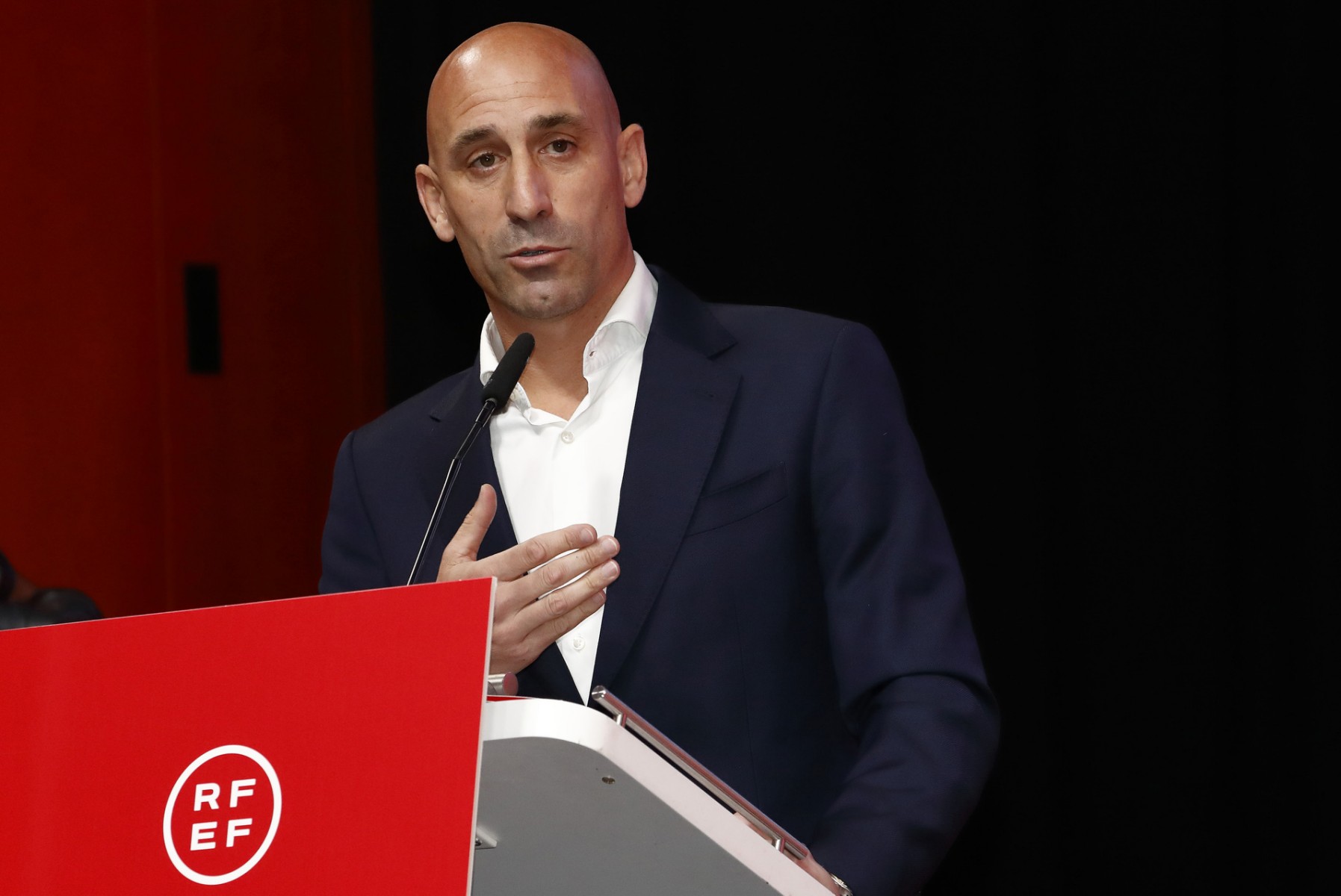 Dans cette image diffusée par la Fédération royale espagnole de football (RFEF) le 25 août 2023, le président de la RFEF, Luis Rubiales, prononce un discours lors d'une assemblée générale extraordinaire de la fédération le 25 août 2023 à Las Rozas de Madrid. (Photo Eidan Rubio / RFEF / AFP)