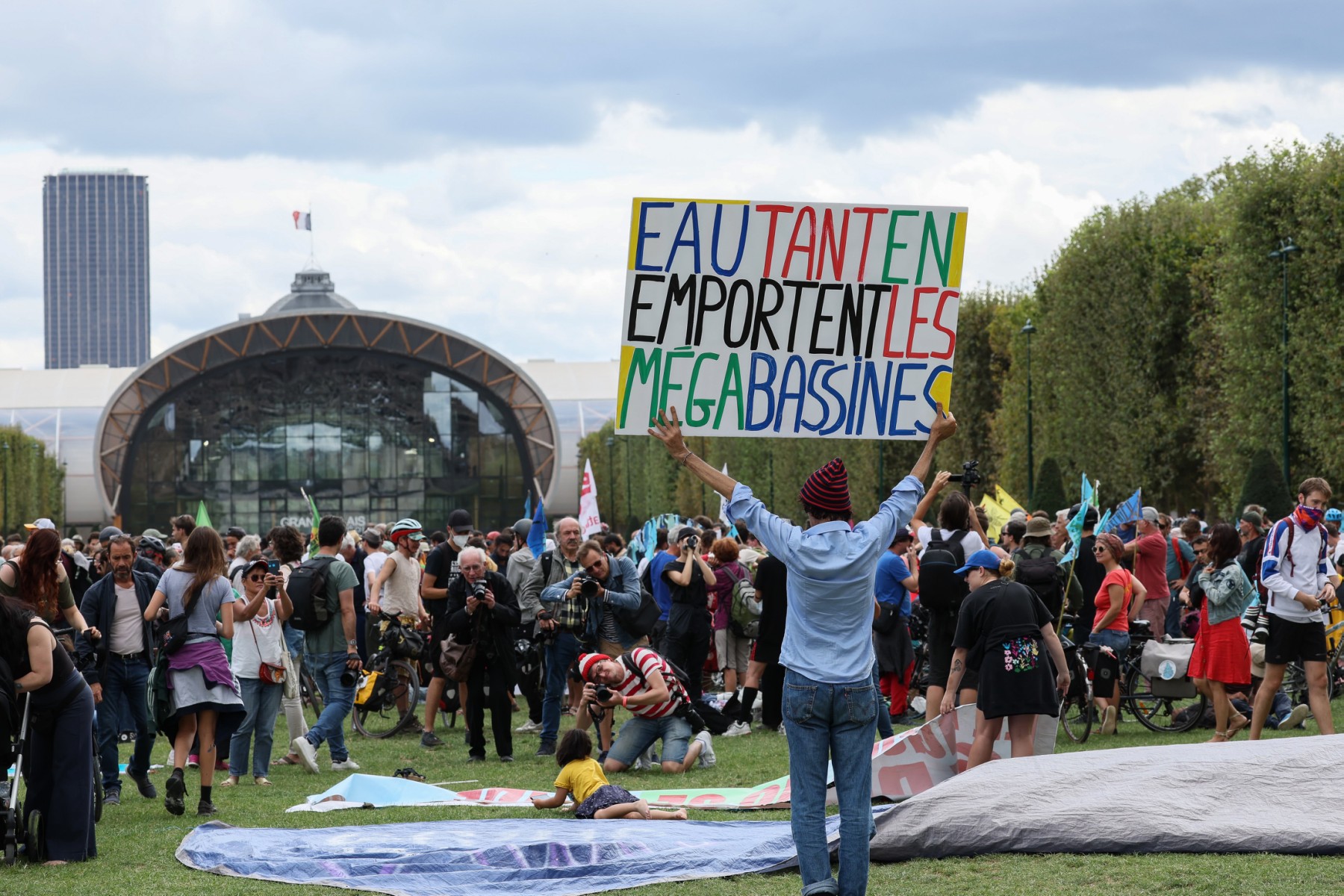 Convoi de l'eau: après l'échec de la demande de moratoire, plus d'un millier de personnes défilent à Paris