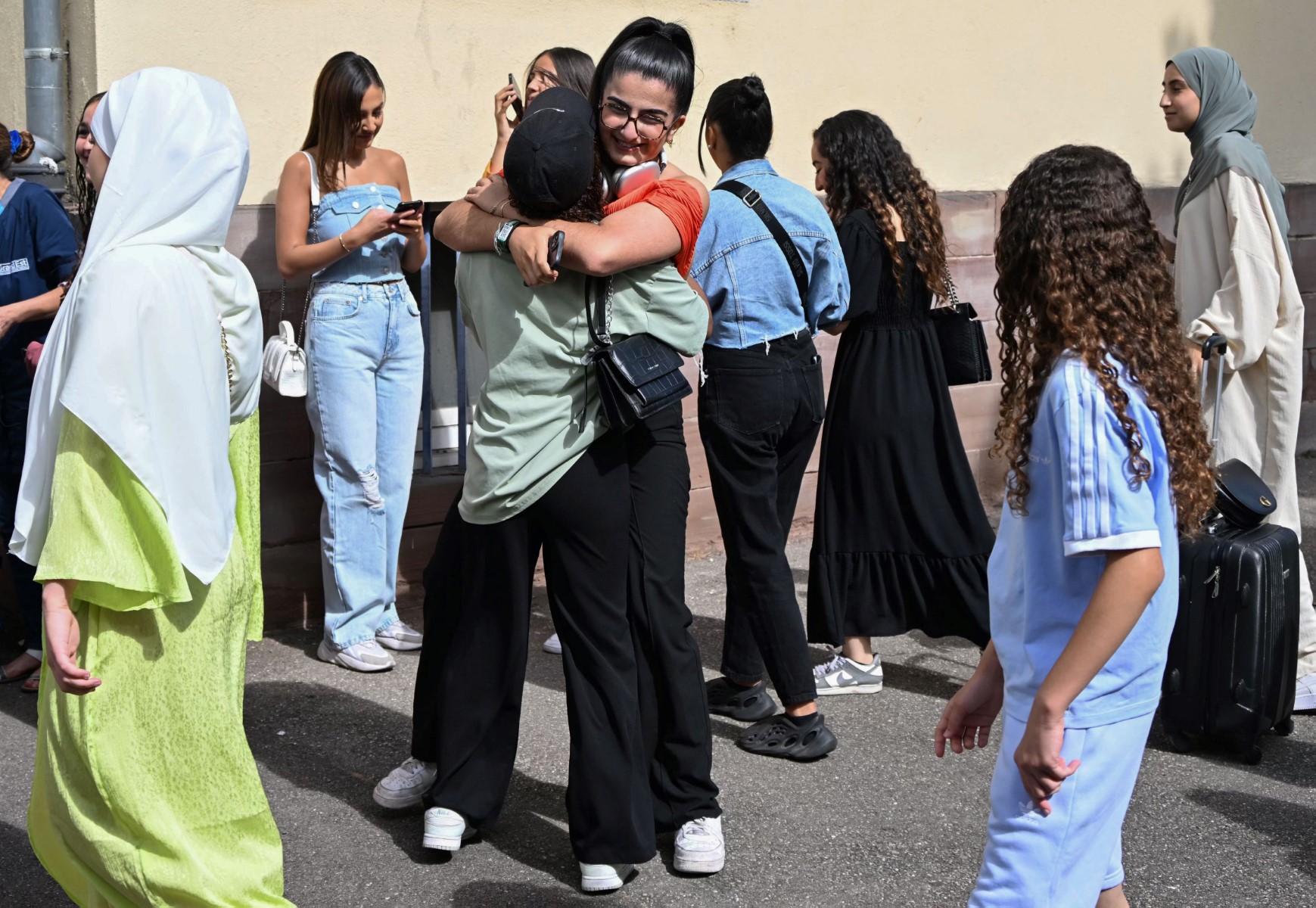 Interdiction de l’abaya à l’école: les réactions s’enchaînent en France