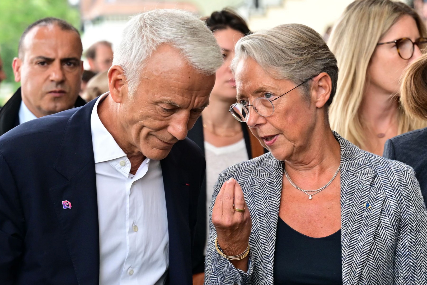 A la rentrée du Medef, l'exécutif cajole le patronat mais persiste sur la CVAE