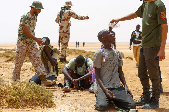 A bout de force, des migrants africains errent dans le désert entre Tunisie et Libye