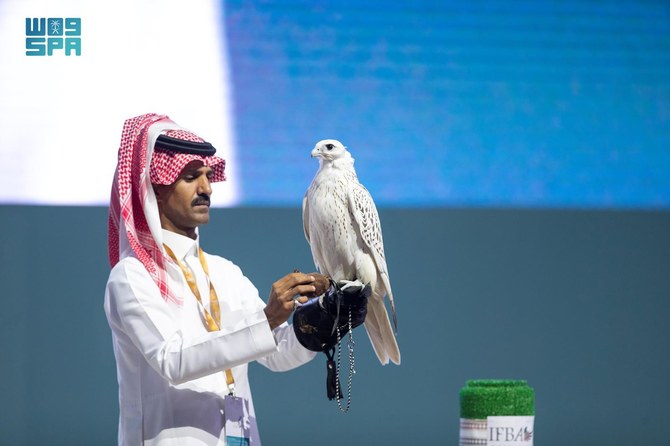 Des fermes d’élevage du monde entier se réunissent à Riyad pour une vente aux enchères de faucons