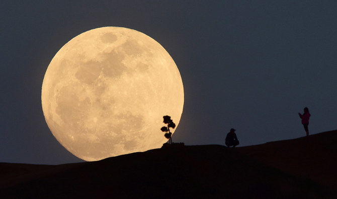 Une lune bleue géante illumine le ciel saoudien