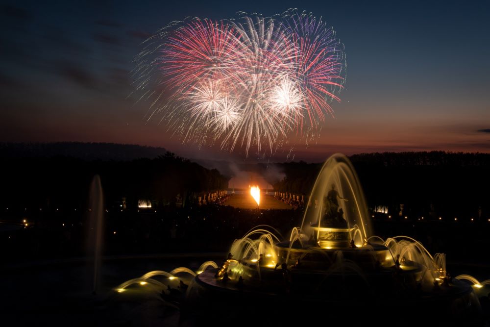 Spectacle des fontaines de Versailles en soirée d'été