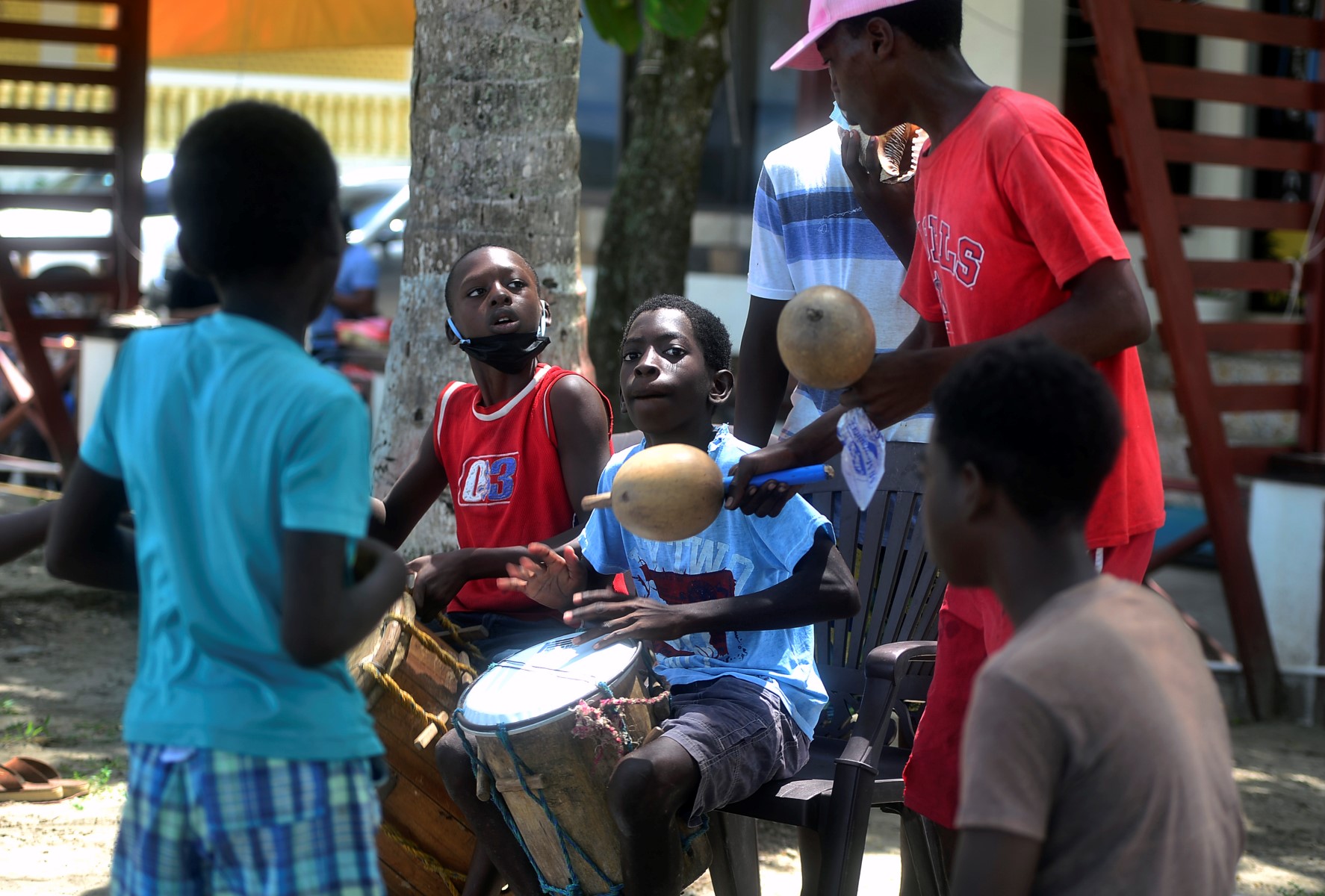 Des enfants garifunas jouent de la musique traditionnelle «punta», dans la municipalité de Tela, département d'Atlantida sur la mer des Caraïbes, à 250 km au nord de Tegucigalpa, le 13 septembre 2020. (Orlando Sierra/AFP)