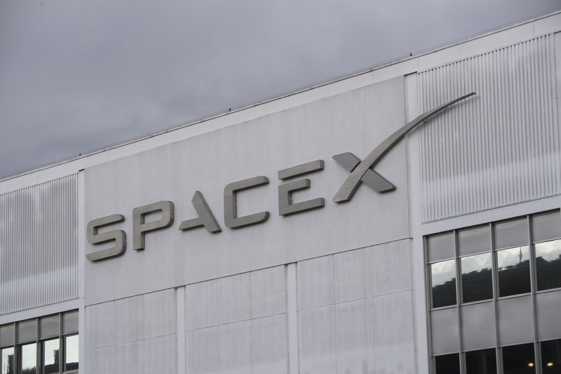 Le gouvernement américain poursuit SpaceX pour discrimination à l'embauche envers les réfugiés