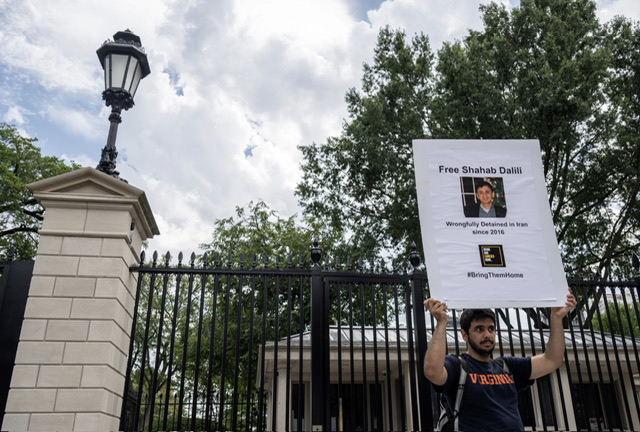 Un détenu en Iran et son fils à Washington en grève de la faim pour réclamer sa libération