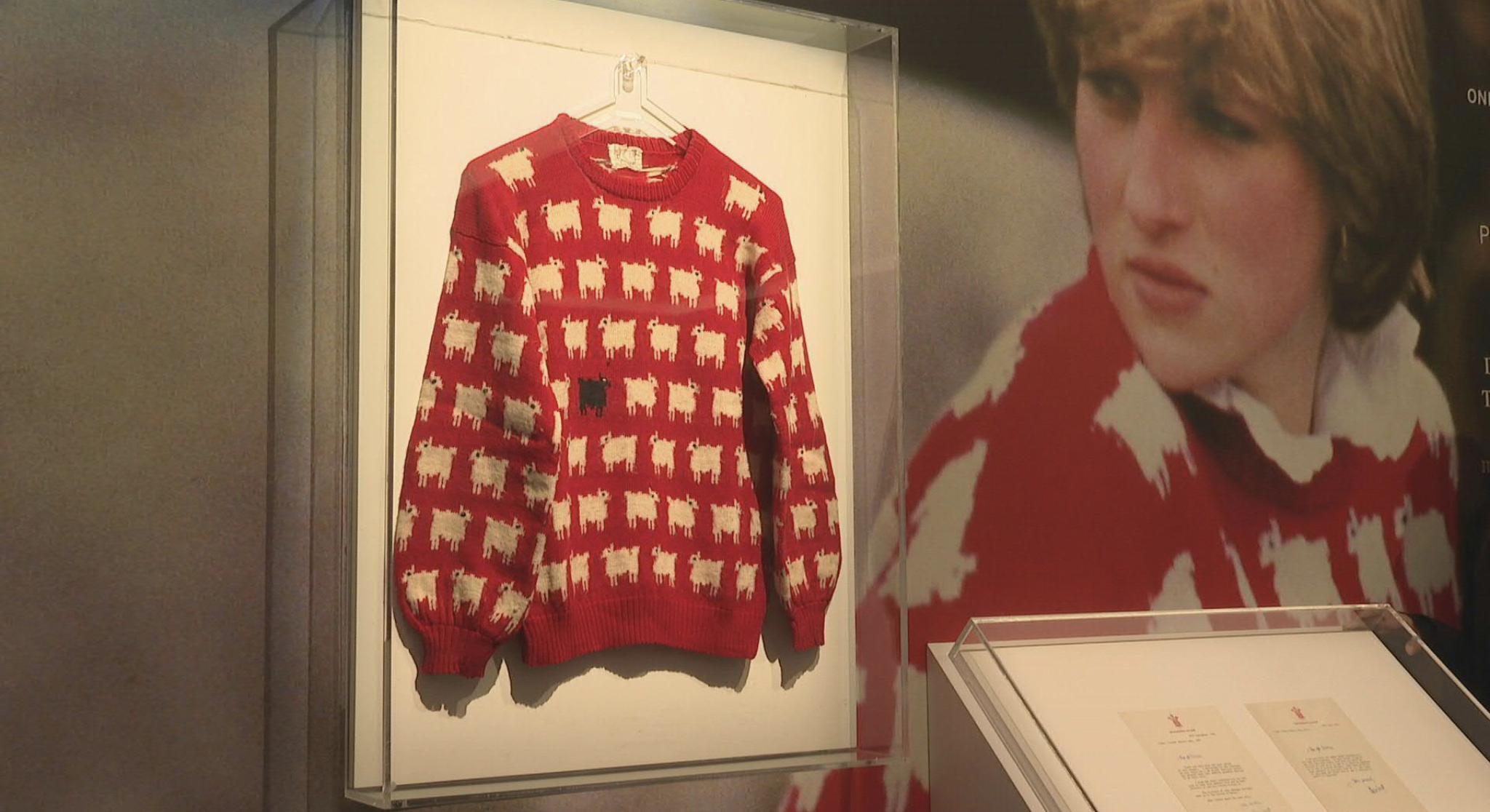 Le célèbre pull aux moutons de Diana bientôt aux enchères