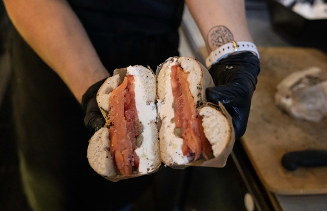 En quête du bagel de son enfance, Andrew Martinez vit le rêve américain