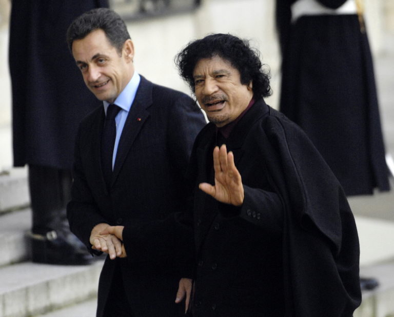 Le président français Nicolas Sarkozy (à gauche) salue le dirigeant libyen Mouammar Kadhafi, le 12 décembre 2007, au palais de l'Élysée à Paris. (Photo Stephane De Sakutin / AFP)