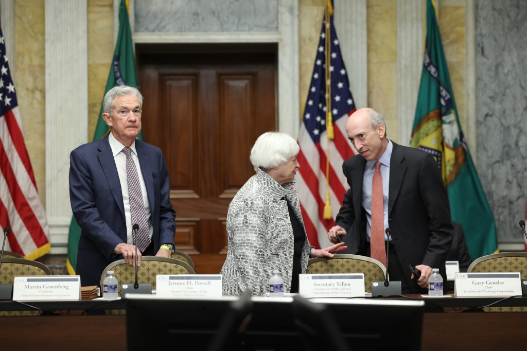 (De gauche à droite) Jerome Powell, président de la Réserve fédérale, Janet Yellen, secrétaire au Trésor américain, et Gary Gensler, président de la SEC, arrivent pour une réunion du Conseil de surveillance de la stabilité financière au Trésor américain le 28 juillet 2023 à Washington, DC. (Kevin Dietsch/Getty Images/AFP)