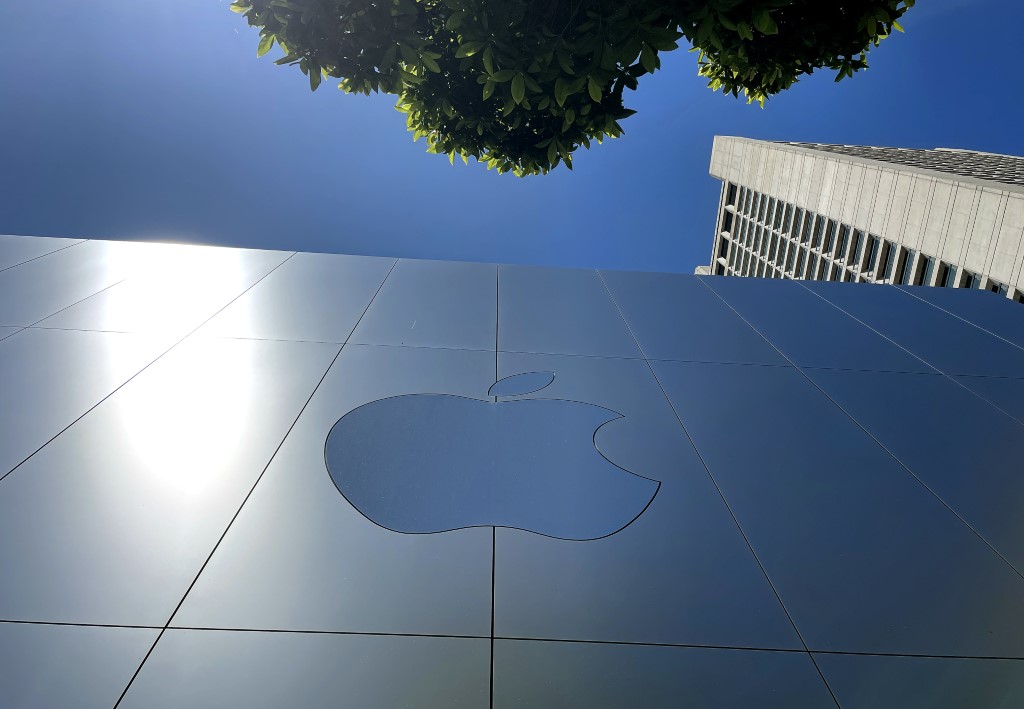 Le logo Apple affiché à l'extérieur d'un Apple Store le 04 août 2023 à San Francisco, Californie. (Justin Sullivan/Getty Images/AFP)