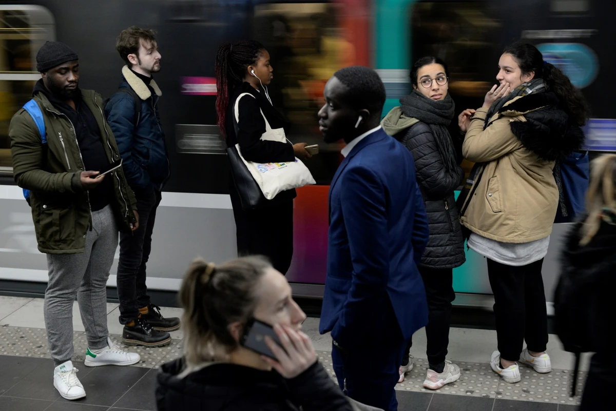 RER B fermé: pas de perturbations majeures samedi matin, interrogations pour lundi
