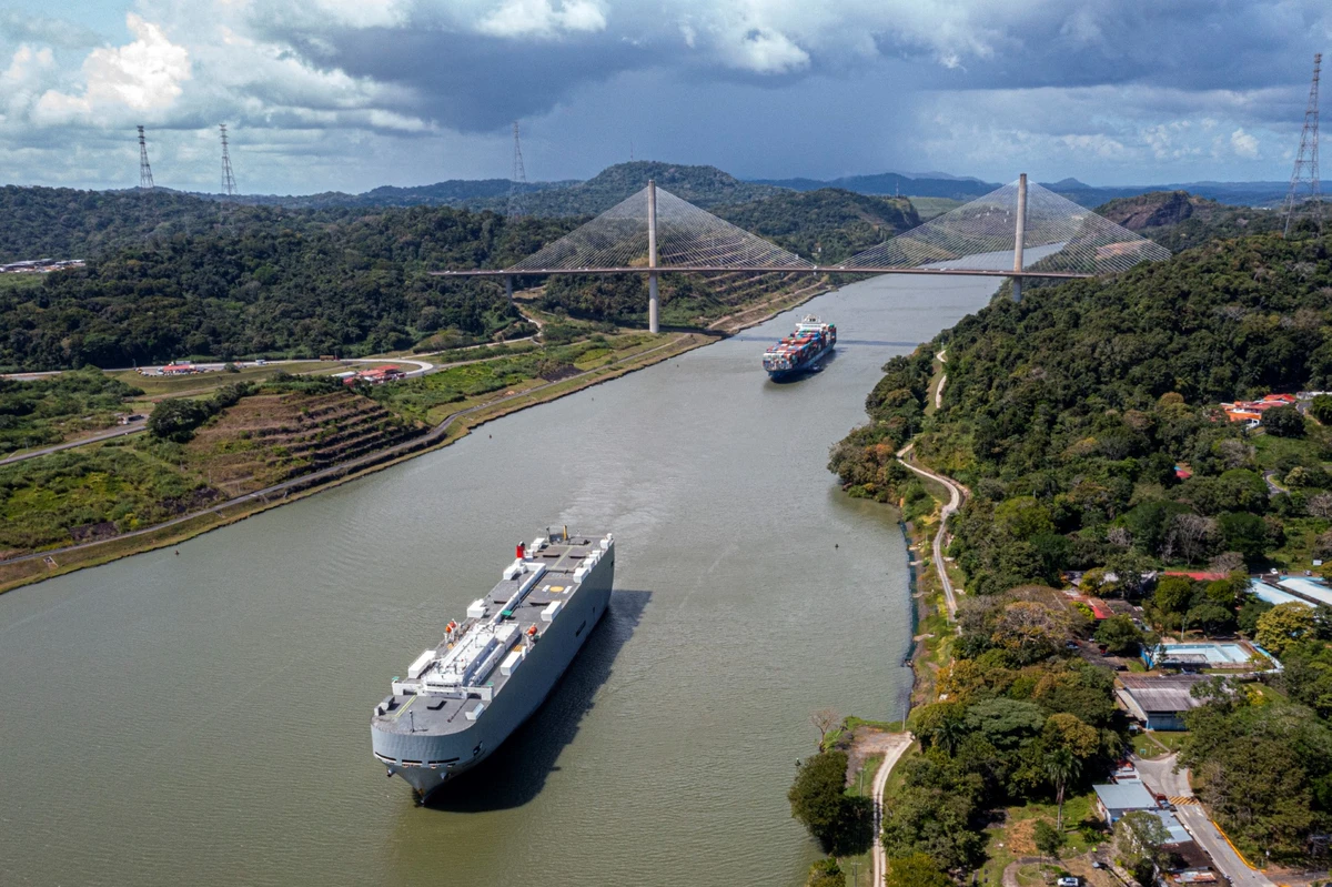 Vue aérienne du canal de Panama dans la zone des écluses Pedro Miguel, à Panama City le 13 décembre 2022. Chaque fois qu'un navire franchit l'écluse de Miraflores, la porte la plus célèbre du canal de Panama, 200 millions de litres d'eau douce sont déversés dans la mer. (Photo Luis ACOSTA / AFP)
