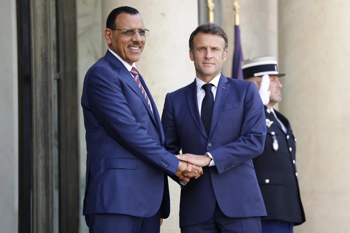 Le président français Emmanuel Macron (à droite) salue le président nigérien Mohamed Bazoum à son arrivée pour une réunion au palais de l'Élysée, en marge du sommet du nouveau pacte financier mondial à Paris, le 23 juin 2023. (Photo Ludovic Marin / AFP)