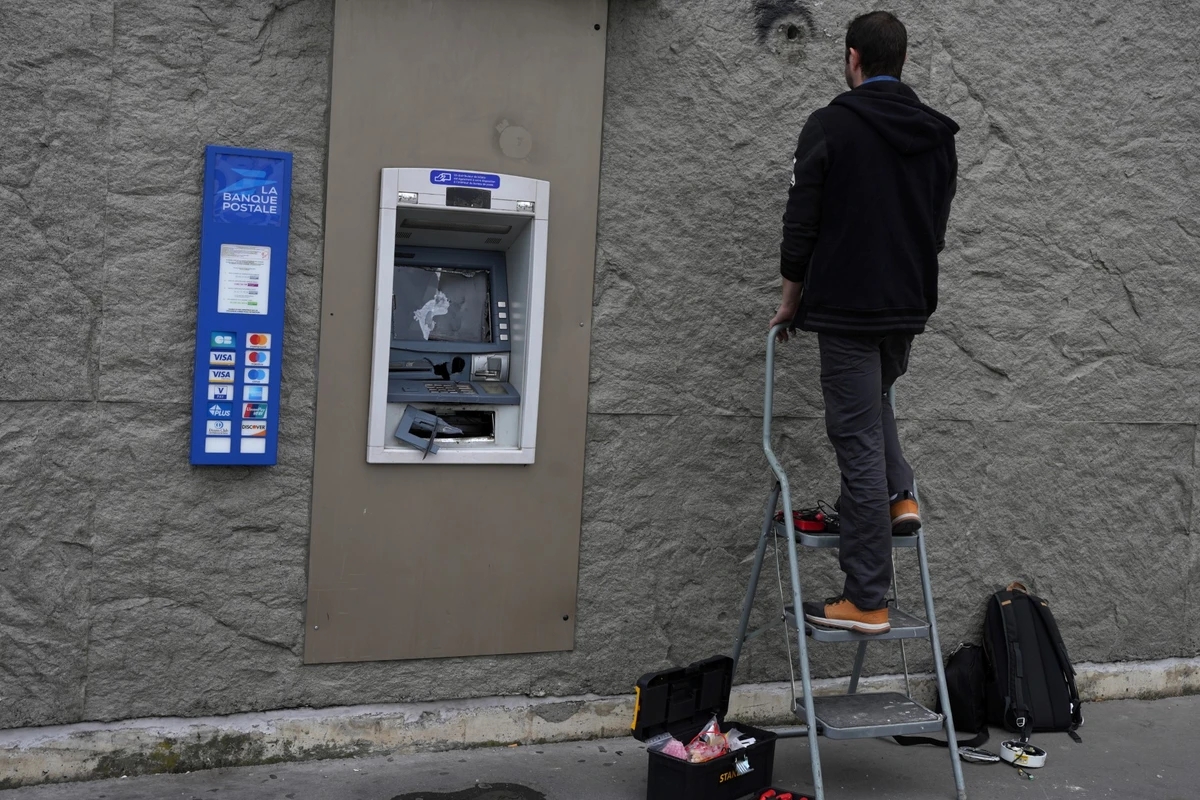 Après les émeutes, la longue marche vers la reconstruction des bâtiments publics