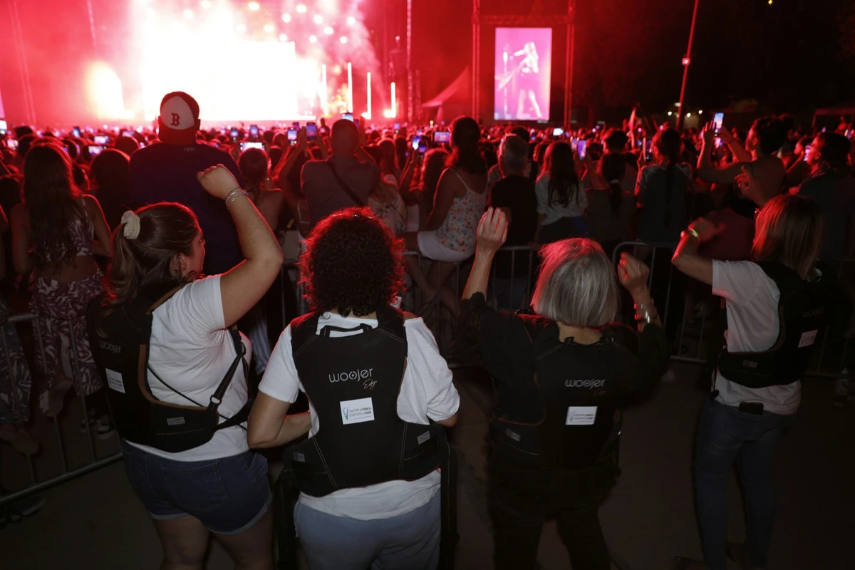 A Ajaccio, le concert d'Angèle dansé par des sourds parés de gilets vibrants
