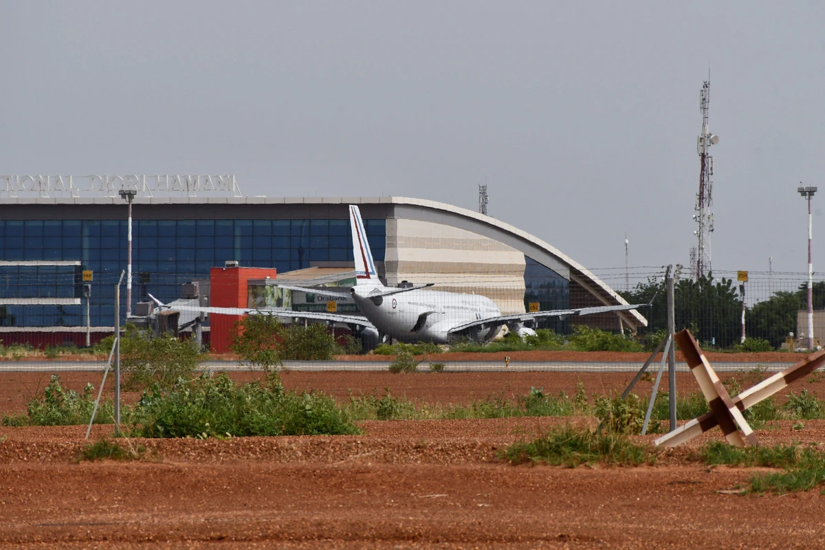 Niger: un premier avion évacuant des Français a décollé de Niamey
