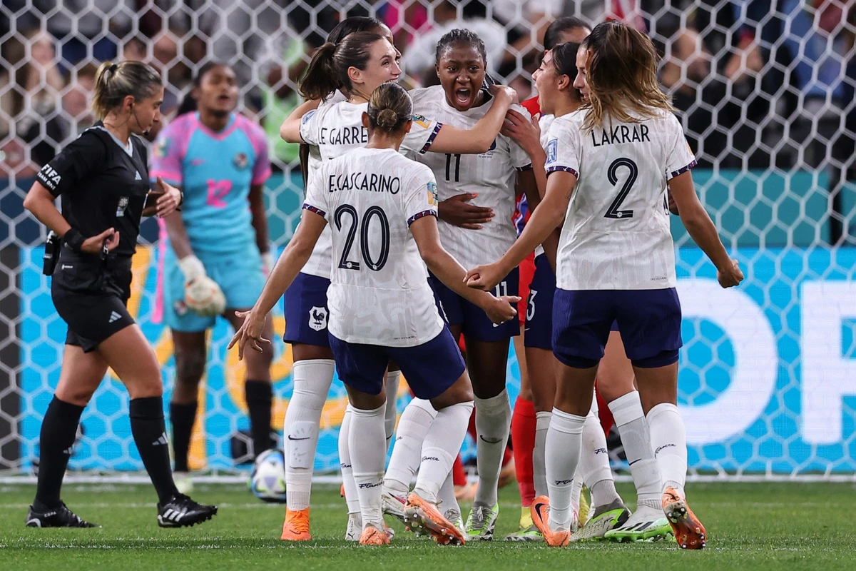 L'attaquante française #11 Kadidiatou Diani (au centre) célèbre avec ses coéquipières après avoir marqué pendant le match de football du Groupe F de la Coupe du monde féminine Australie et Nouvelle-Zélande 2023 entre le Panama et la France au Sydney Football Stadium à Sydney le 2 août 2023. (Photo FRANCK FIFE / AFP)