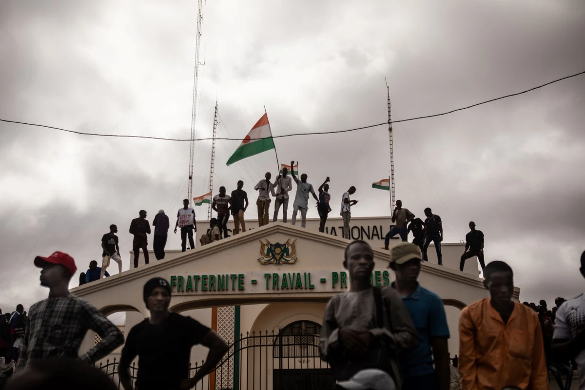 Des centaines de personnes soutenant le coup d'État au Niger se sont rassemblées le 3 août 2023 pour un grand rassemblement dans la capitale Niamey, certaines brandissant des drapeaux russes géants. (Photo AFP)