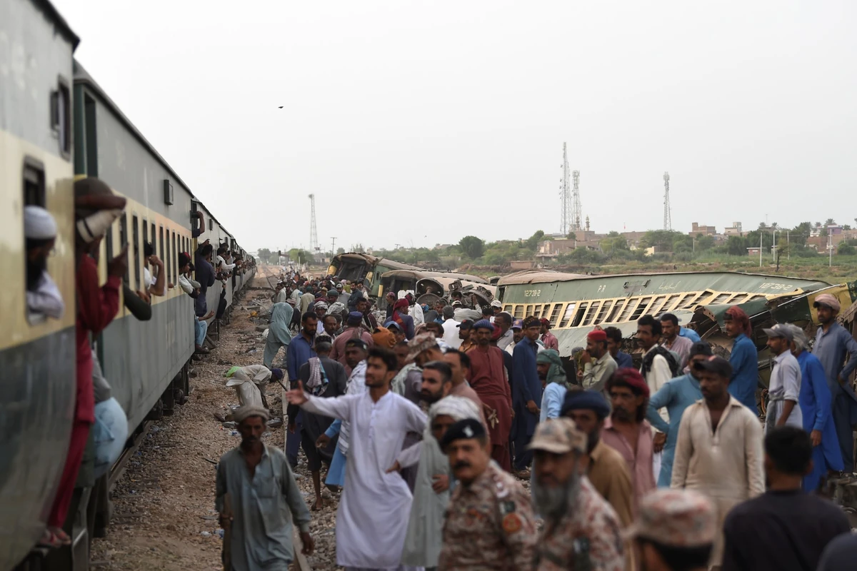 Pakistan: quête d'indices après le déraillement meurtrier d'un train