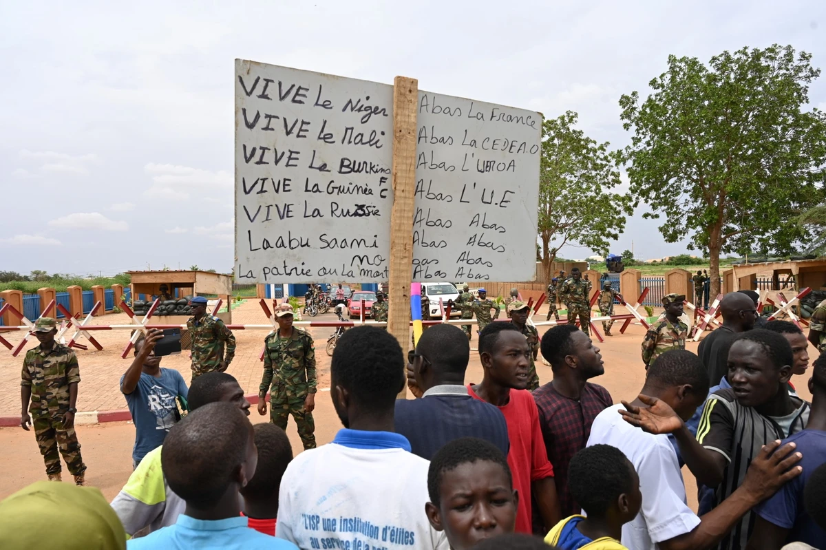 Des partisans du Conseil national pour la sauvegarde de la patrie (CNSP) manifestent à Niamey le 11 août 2023 près d'une base aérienne française au Niger. Sur les pancartes, on lit la liste des pays « ennemis » et «amis» dont la Guinée. (Photo AFP)