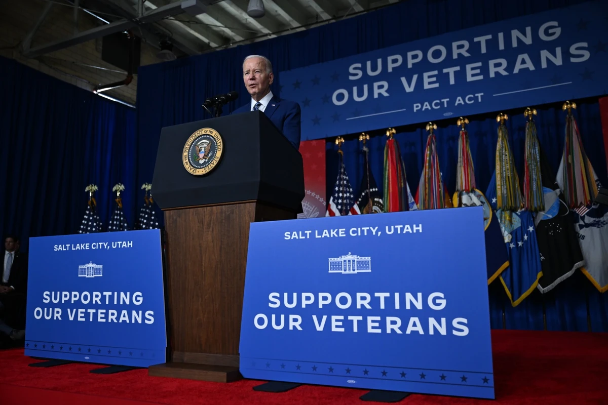 Le président américain Joe Biden s'exprime à l'occasion du premier anniversaire de la loi PACT au George E. Wahlen Department of Veterans Affairs Medical Center à Salt Lake City, dans l'Utah, le 10 août 2023. (Photo par Jim WATSON / AFP)