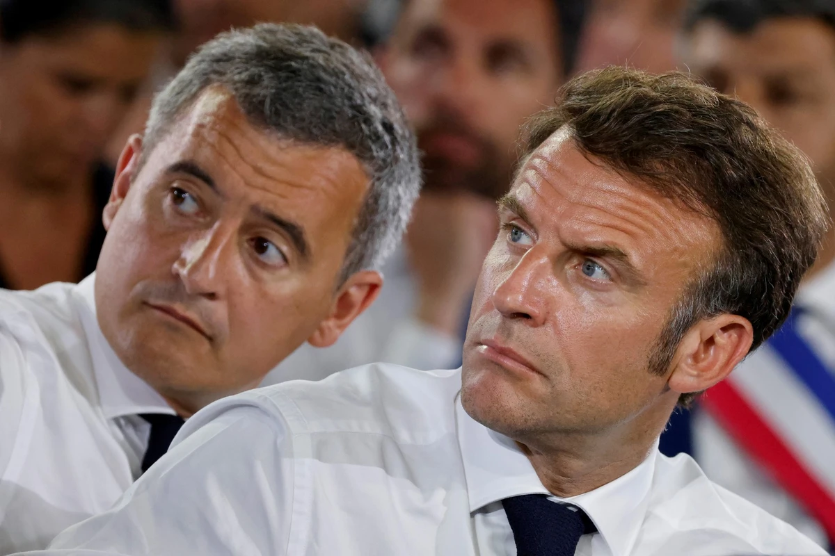 Le président français Emmanuel Macron (à droite) et le ministre français de l'Intérieur Gerald Darmanin écoutent un participant alors qu'ils assistent à une réunion publique avec des habitants dans un gymnase du quartier de La Busserine lors d'une visite à Marseille, dans le sud-est de la France, le 26 juin 2023. (Photo Ludovic Marin / POOL / AFP)