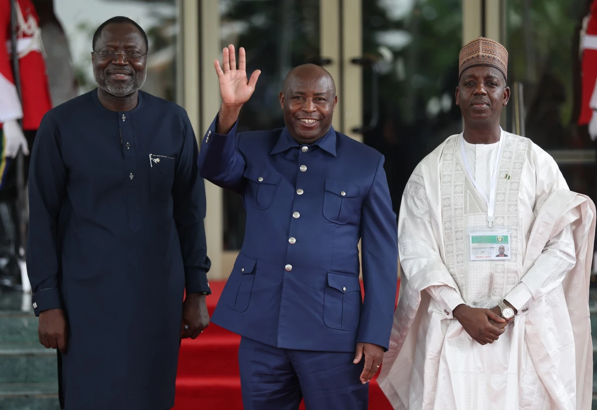 Le président de la Commission de la Communauté économique des États de l'Afrique de l'Ouest (CEDEAO), Omar Touray (à gauche), le président du Burundi, Evariste Ndayishimiye (à droite), et le ministre des Affaires étrangères du Nigeria, Adamu Ibrahim Lamuwa (à droite), posent pour une photo lors de la session extraordinaire des chefs d'État et de gouvernement de la Communauté économique des États de l'Afrique de l'Ouest (CEDEAO) à Abuja, le 10 août 2023. (Photo KOLA SULAIMON / AFP)