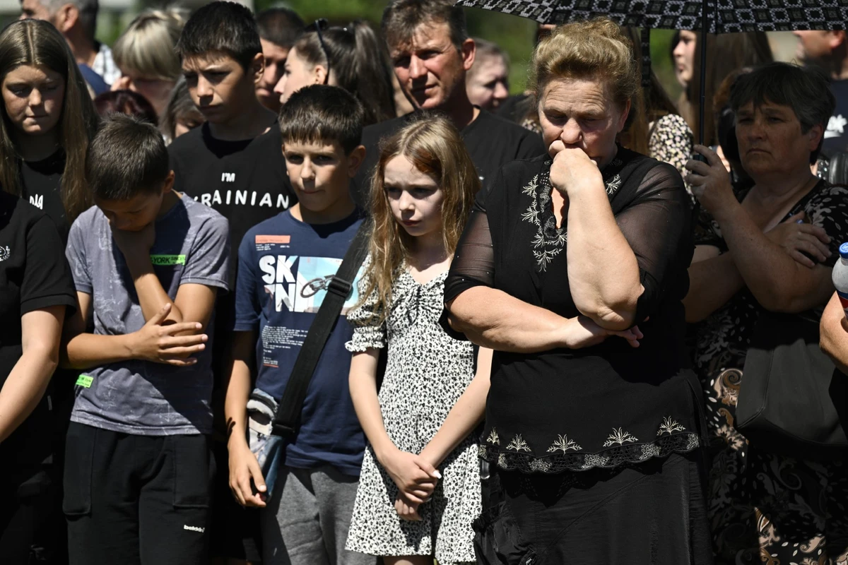 Des enfants pleurent lors de la cérémonie funéraire de Volodymyr Balabanyk, un garçon de 8 ans, dans le village de Tseniava, près de la ville de Kolomyia, dans l'ouest de l'Ukraine, le 14 août 2023, dans le contexte de l'invasion russe de l'Ukraine. (Photo Genya SAVILOV / AFP)