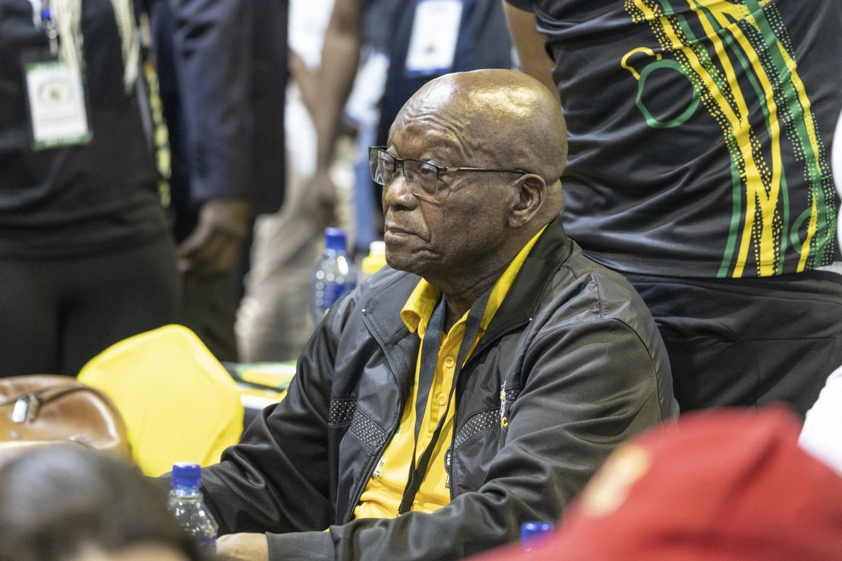 Afrique du Sud: Zuma a passé deux heures en prison, l'opposition écoeurée
