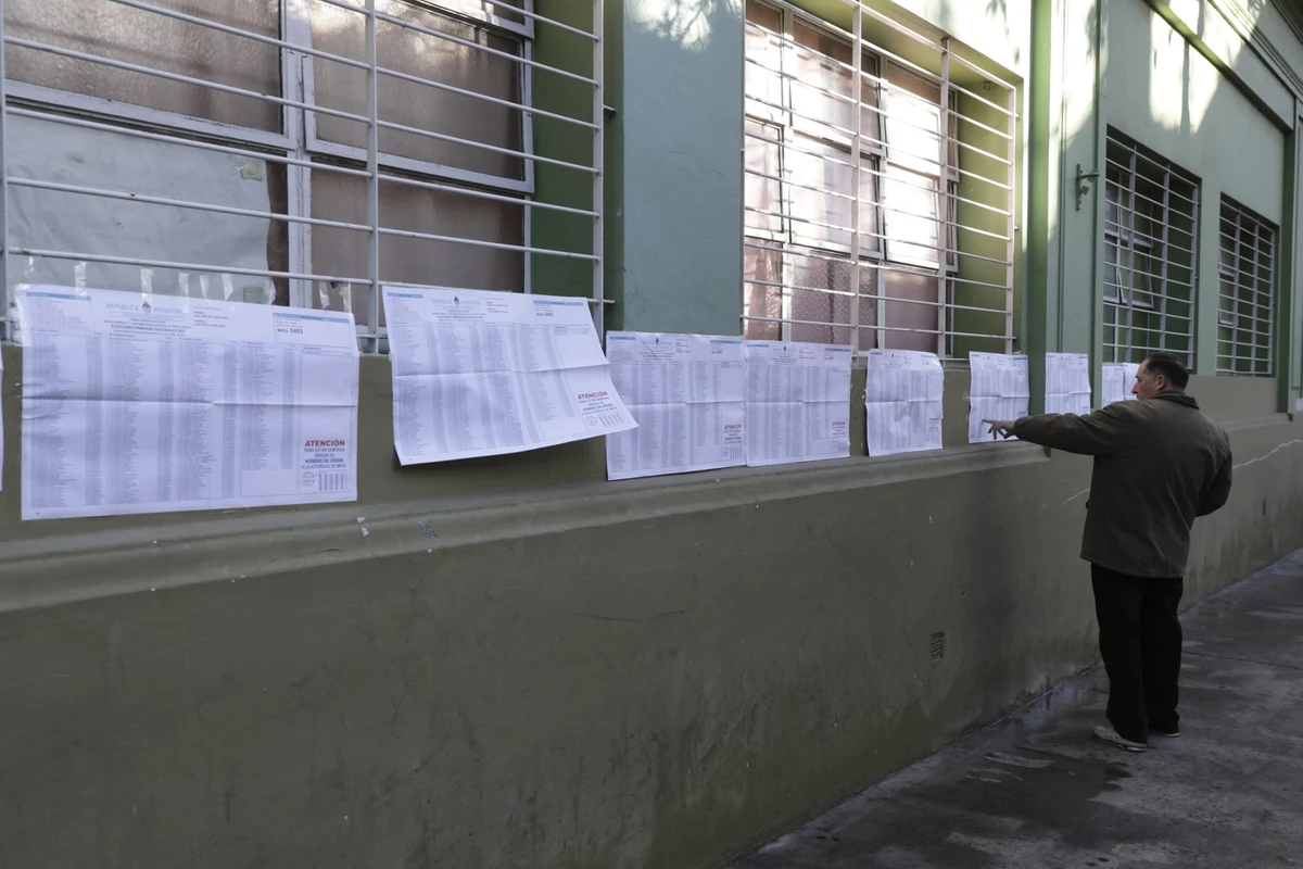 Un homme vérifie son nom sur les listes avant de voter lors des élections primaires à Buenos Aires le 13 août 2023. (AFP).