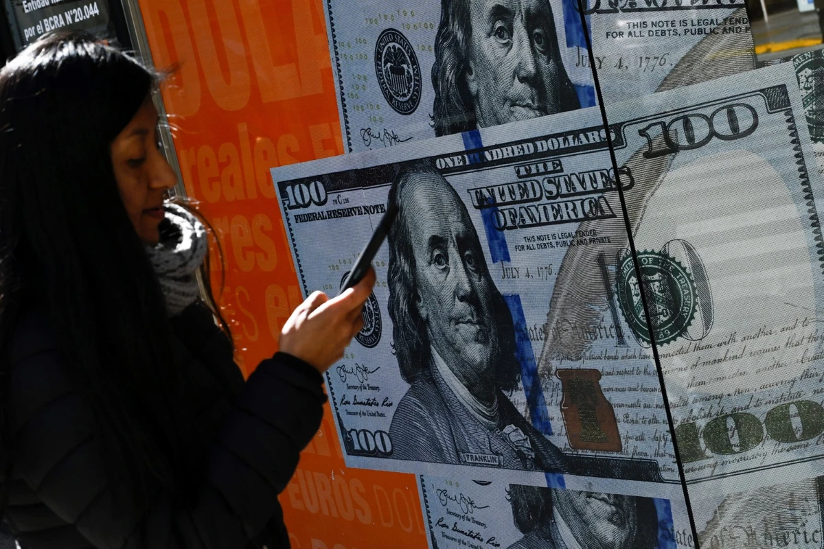 Le dollar recule légèrement, retour de l'appétit pour le risque