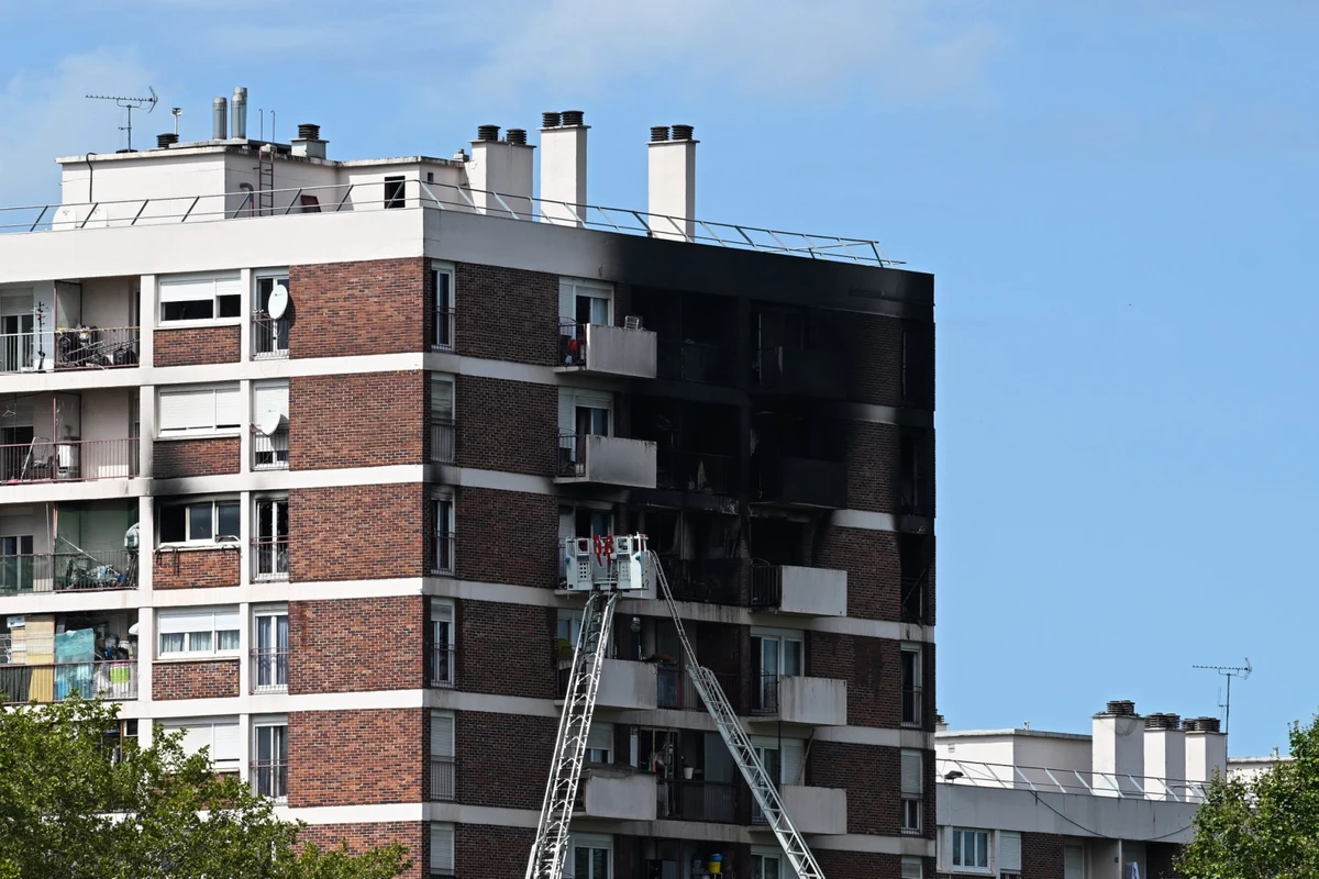 Près de Paris, trois morts dont un adolescent et des blessés dans l'incendie d'un immeuble