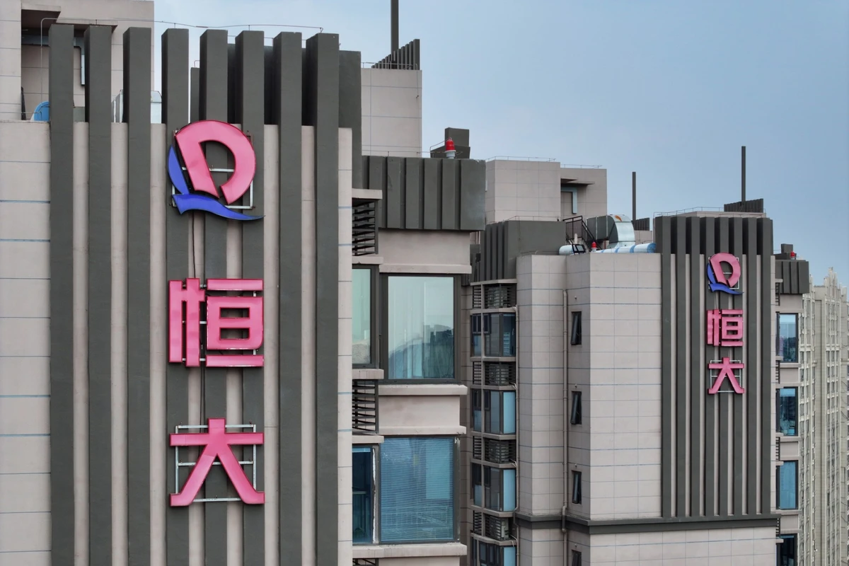 Le logo Evergrande est visible sur des immeubles résidentiels à Nanjing, dans la province chinoise de Jiangsu (est), le 18 août 2023. (Photo by STRINGER / AFP) / CHINA OUT)